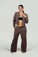 Ref.111:Suit - Blazer Corto Elegante y Pantalón Bota Recta – Taupe