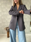 Ref. 067: Blazer elegante semiceñido – gris oscuro