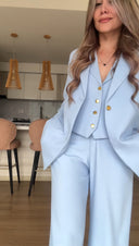 Ref.085-2: Blazer clásico con abertura en V en puño – azul bebé